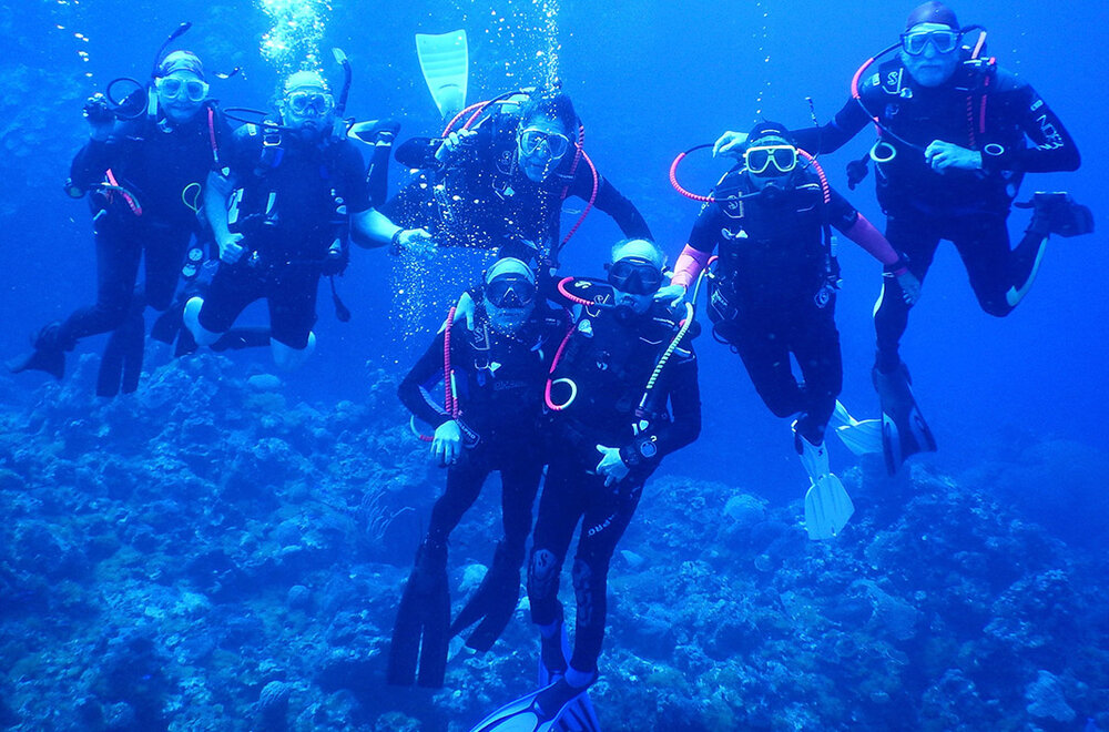 7 Divers Below